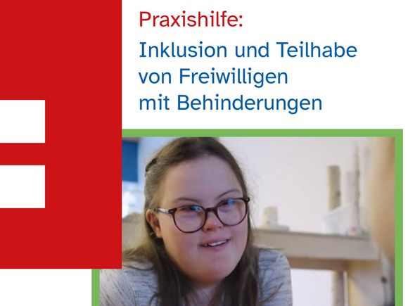 Titelbild der Publikation "Praxishilfe: Inklusion und Teilhabe von Freiwilligen mit Behinderung". Auf dem Titelbild ist das Portrait von Tamina zu sehen. Tamina leistete 2023-2024 ein FSJ in einer Kita.